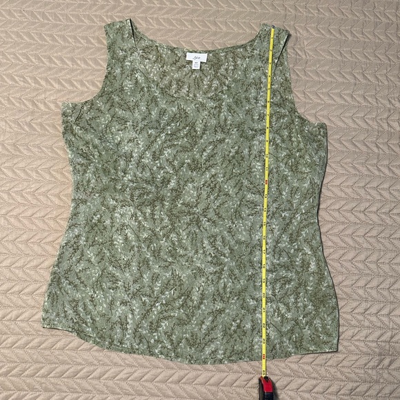 J Jill - silk like patterned sleeveless blouse. Gorgeous peridot green, size M. - Picture 5 of 7